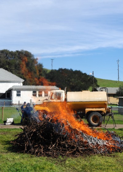 The pile is burning nicely now with virtually no smoke.